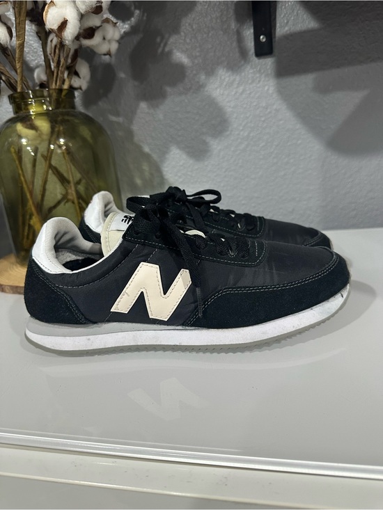 New Balance Shoes - New Balance women’s Black & Cream Low-Profile Sneakers Sz 9